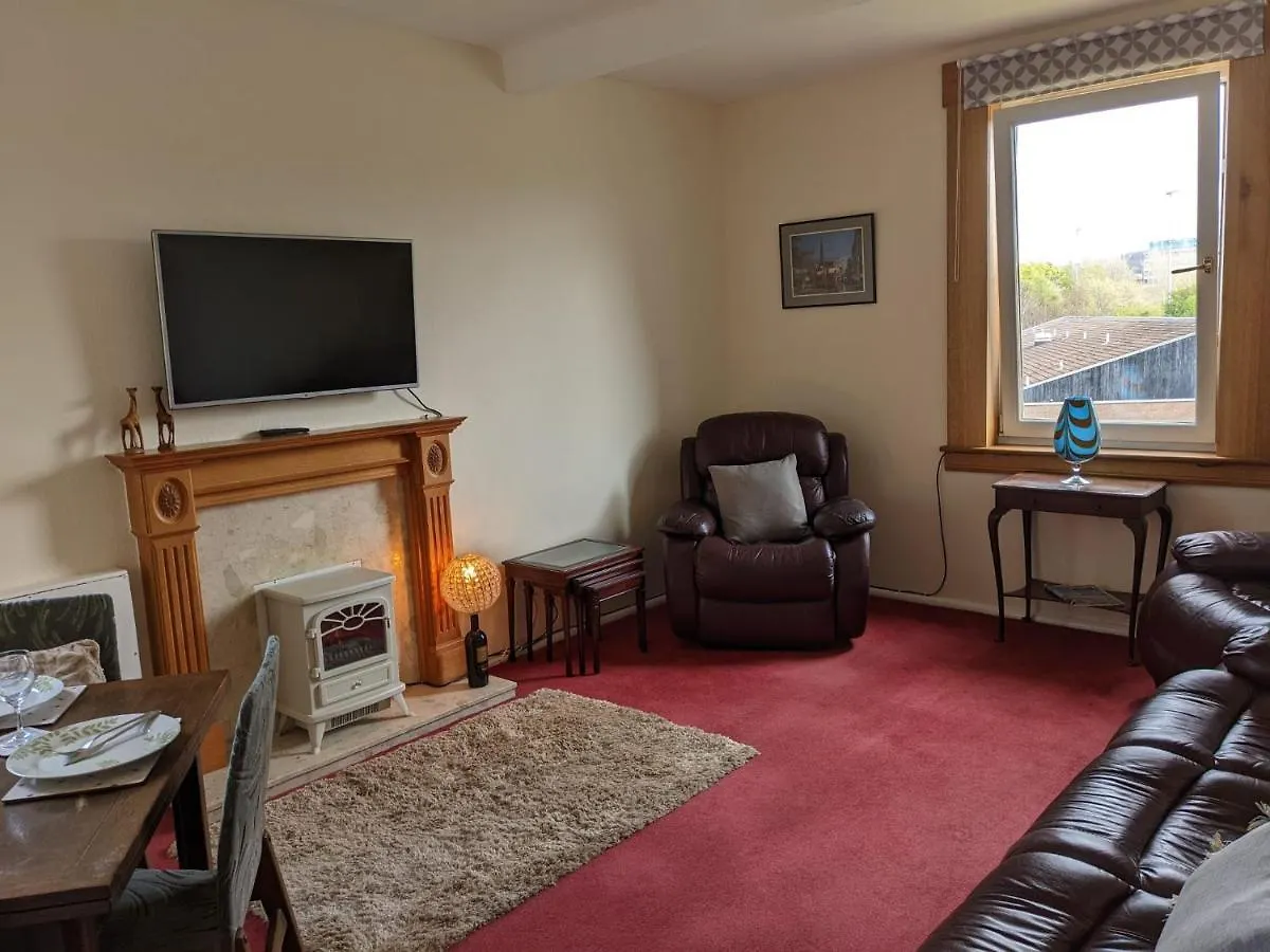 Large 3 Bedroom Apartment/Flat In Ideal Location Edinburgh Apartment