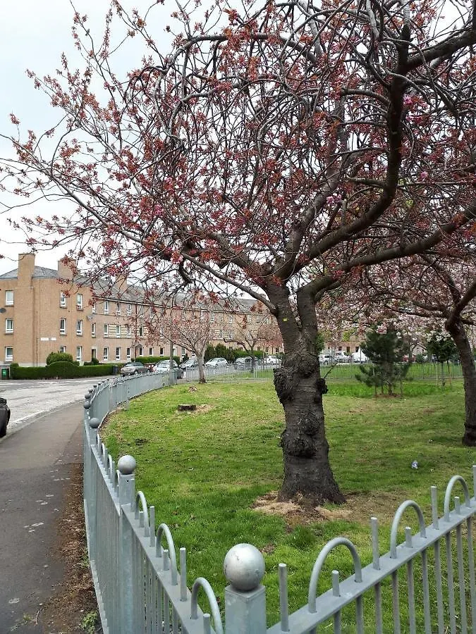 Large 3 Bedroom Apartment/Flat In Ideal Location Edinburgh