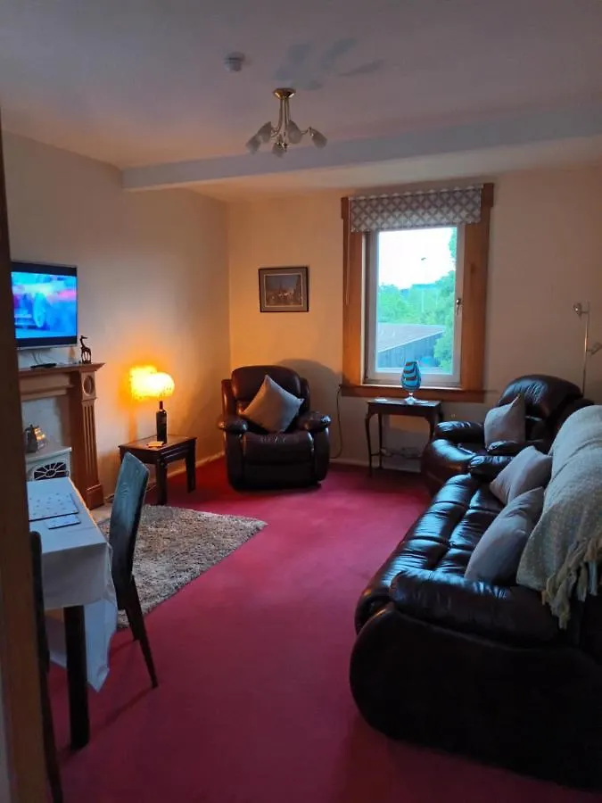 Large 3 Bedroom Apartment/Flat In Ideal Location Edinburgh