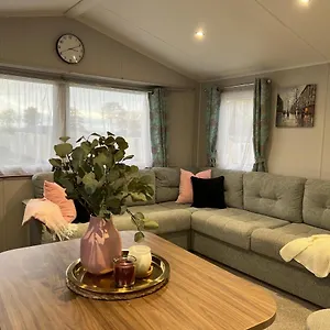 Lovely 3 Bedroom In Seton Wi-fi Xbox Campsite