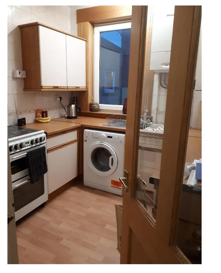 Apartment Large 3 Bedroom Apartment/Flat In Ideal Location Edinburgh